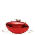 Dettaglio della pochette rigida rossa, borsa da sera metallica con catena dorata. - Rosso
