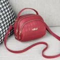 Borsa a tracolla rossa con manico superiore, scomparti multipli con zip e finitura. - Rosso Giuggiola