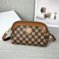 Classica borsa a tracolla da donna a quadri marroni con scomparti multipli e cinghia. - Quadri Caffè NE