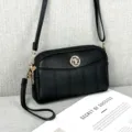 Borsa a tracolla per cellulare in ecopelle nera con dettagli dorati e scomparti con zip. - Nero