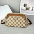 Bruine monogram schoudertas, stijlvolle multilayer crossbody tas met metalen logo en riem. - NE Beige Ruit