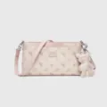 Borsa a tracolla rosa elegante con monogramma e ciondolo orsetto, borsa alla moda per donna. - Rosa