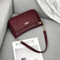Borsa a tracolla da donna in ecopelle bordeaux, elegante borsa sottoascella con catena. - 1811 Rosso Scuro