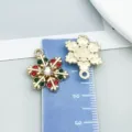 Colgante dorado de copo de nieve navideño con pedrería de colores para bisutería DIY. - Copo de Nieve Hexagonal Oro KC (12538)