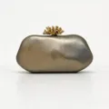 Goldene unregelmäßige Stein-Clutch Detailansicht, zeigt feine Metallic-Textur und Kronenverschluss. - 22*7*14 / Bronze