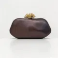 Detailaufnahme der luxuriösen dunkelbraunen Abendtasche mit goldenem Kronen-Metallverschluss. - 22*7*14 / Kaffeebraun