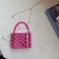 Stijlvolle roze acryl crossbody tas met strasssteentjes, ketting en kralen handvat. - 12.5*6.5*9 / Roze