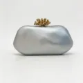 Nahaufnahme der metallischen unregelmässigen Textur Clutch mit einem goldenen Verschluss. - 22*7*14 / Silber