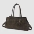 Borsa tote da donna in morbida pelle con manici lunghi e ciondolo a stella, marrone scuro. - Taglia S / Caffè Piccolo