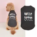 Gedetailleerd overzicht van het zwarte zomervest voor honden met print en pootjes. - XS / Zwart