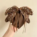 Braune florale Schleifen Haarklammer mit Perlen und langen Bändern für elegante Frisuren. - Blumenschleife (315) / Braun