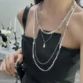 Vue de détail du collier de perles multicouche vintage, bijoux de chaîne de clavicule mignons. - Collier multicouche / Argent