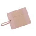 Nahaufnahme der pinken PU-Leder Roll-Make-up-Pinsel-Aufbewahrungstasche mit sicherem Druckknopf. - Rosa