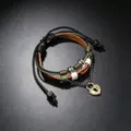 Gros plan détaillé du bracelet en cuir tissé multicouche avec pendentif cadenas cœur. - Style Serrure Coeur Vintage (情侣手链H)