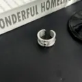 Gros plan d'une bague ouverte argentée style vintage avec design de croix et strass brillants. - Style de Bague K Blanc (J1403) / Argent