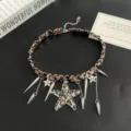 Vue détaillée du collier ras de cou léopard étoile de mer style punk avec pointes en métal. - Ras du cou étoile léopard