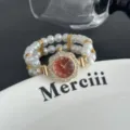 Exquisito reloj pulsera de perlas con esfera de flor de estrás, diseño elástico elegante. - Rojo