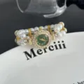 Elegante reloj de cuarzo con esfera floral de diamantes verdes y pulsera de perlas. - Verde