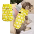 Gilet d'hiver chaud pour chien avec joli imprimé nœud, fermeture éclair et anneau de laisse. - Jaune