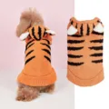 Dettaglio del costume da tigre per animali in morbido tessuto arancione con strisce nere. - XS / Arancione