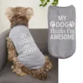 Vue détaillée du gilet pour chien gris avec imprimé texte mignon et tissu respirant. - Gris