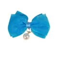 Nahaufnahme einer blauen Netz-Haarschleife mit Perlenanhänger für Haustier-Accessoires. - Einheitsgröße / Seeblau