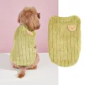 Gros plan détail du gilet pour animal de compagnie en peluche épaisse verte avec écusson d'ours. - XS / Vert