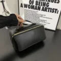 Schwarze minimalistische Kosmetiktasche mit Goldreißverschluss für Reisen und Alltag. - Einfarbig Schwarz