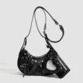 Sac porté épaule croissant en cuir croco noir avec rivets, miroir cœur et pompons. - Noir