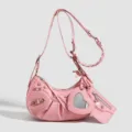 Sac bandoulière croissant texture crocodile rose avec miroir cœur et rivets métalliques. - Rose
