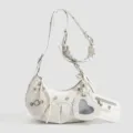 Sac bandoulière hobo blanc motif croco avec clous métalliques, pompons et miroir cœur. - Blanc
