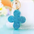 Portachiavi quadrifoglio con strass blu dettaglio primo piano ciondolo anello accessorio. - Blu