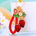 Leuke kristalen aardbei metaal sleutelhanger tas hanger met rode gevlochten band gift. - Rode Gelukstouw + Dubbele Aardbei