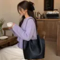 Vintage woven leather shoulder bag for women, large capacity commuter tote and bucket bag. - Black