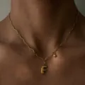 Detailaufnahme der vergoldeten Edelstahl Wellenkette Halskette mit Buchstaben F Anhänger. - Buchstabe F