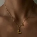 Nahaufnahme der 18K vergoldeten Edelstahl Wellenkette mit Buchstaben L Anhänger im Detail - L