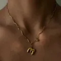 Vergoldete Edelstahl Halskette mit geometrischer Wellenkette und Ballon-Buchstaben-Anhänger. - M