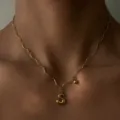 Detailansicht der 18K vergoldeten Edelstahl Wellenkette mit einem Buchstaben S Anhänger. - S