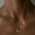 Detailansicht der vergoldeten Edelstahl-Wellenkette mit Ballonbuchstaben-Anhänger. - Buchstabe W