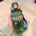 Grosse Kapazitaet Sport Plastik Trinkflasche mit Teesieb und Trageriemen fuer Outdoor - 650ml / Grün