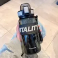 Große Sport-Plastiktrinkflasche in schwarzer Variante, tragbares Design mit praktischem Tragegurt. - 650ml / Schwarz
