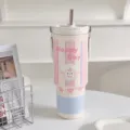 Großer isolierter Trinkbecher mit Strohhalm, niedlichem Schaf-Druck und tragbarem Doppeltrink-Design. - 900ml / Weiß Rosa (Eimer Kleines Schaf)