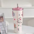 Detailansicht des süßen Isolierbechers mit Strohhalm und rosa Deckel für den Büroalltag ideal. - 900ml / Rosa (Kleines Kaninchen)