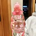 Gourde enfant rose design capybara avec sangle et paille, jolie bouteille d'eau portable en plastique. - Rose