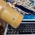 Tyeso roestvrijstalen beker met siliconen beschermhoes antislip bodem detailaanzicht - Diameter 71-75mm / Citroengeel