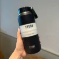 Black 500ml vacuum insulated stainless steel water bottle with portable handle and TYESO logo. - 500ml / Black