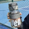 Große Sport-Trinkflasche mit Strohhalm, grauer Kunststoffbecher für Outdoor, Fitness und Sport. - Einzelbecher / Schwarz 575ML