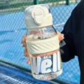 Grosse transparente Kunststoff Sport-Trinkflasche mit Strohhalm und Silikon-Griffring fur Outdoor - Einzelbecher / Weiß 575ML