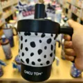 Edelstahl-Isolierbecher mit Griff und Strohhalm, schwarz-weisses Pünktchen-Design. - 550ml / Schwarz