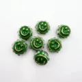 Grüne Smiley-Harzperle Detailansicht, goldenes Akzentdesign, ideal für DIY-Basteldekoration. - 22mm (1 Stück/Packung) / Grün
